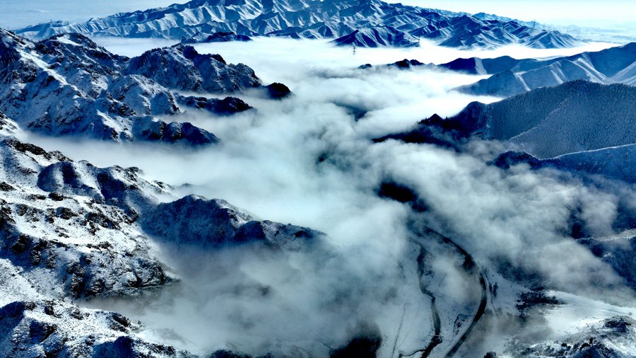 雪后祁連山銀色連綿壯美如畫。李衛(wèi)泰攝