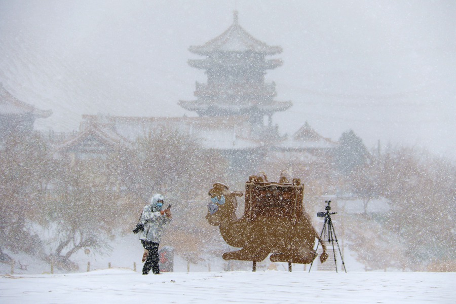 雪落鳴沙山，美景如詩(shī)畫(huà)。張曉亮攝