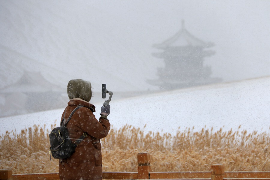 雪落鳴沙山，美景如詩畫。張曉亮攝