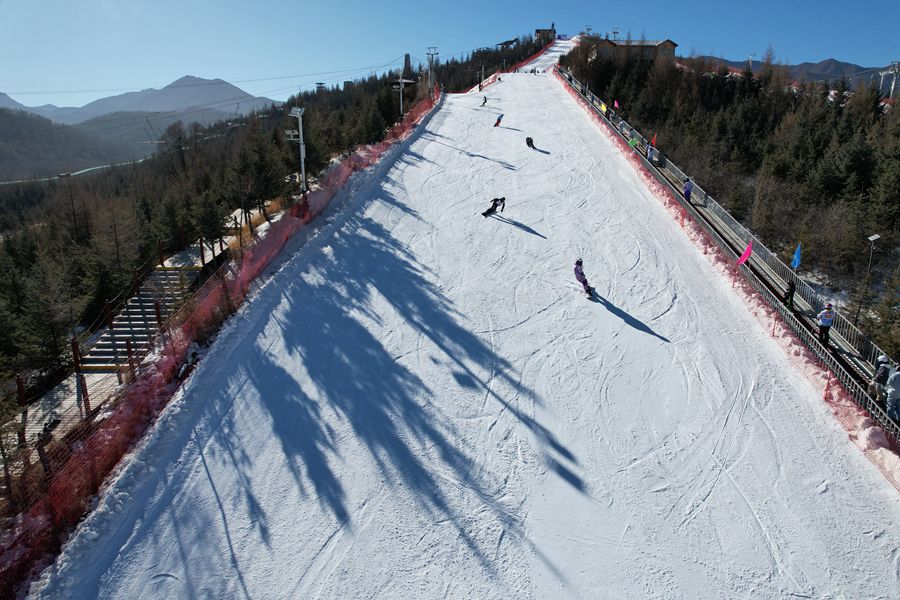 第八屆“松鳴巖·云發(fā)杯”甘肅省大眾滑雪邀請(qǐng)賽開(kāi)賽。臨夏州委宣傳部供圖