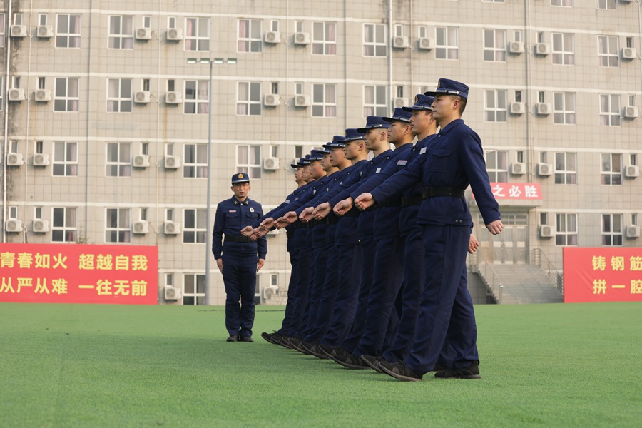 新消防員正在進(jìn)行隊列訓(xùn)練。