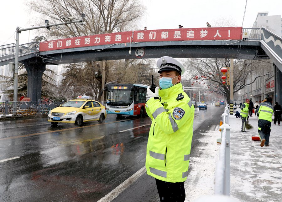 蘭州公安交警指揮交通保暢通。范國臣攝