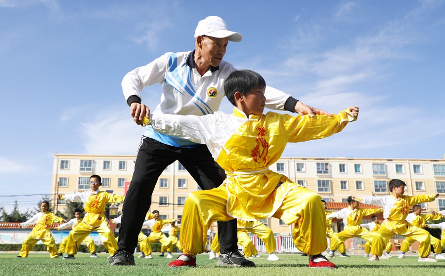 甘肅民樂：非遺進(jìn)校園 文化共傳承。王曉涇攝