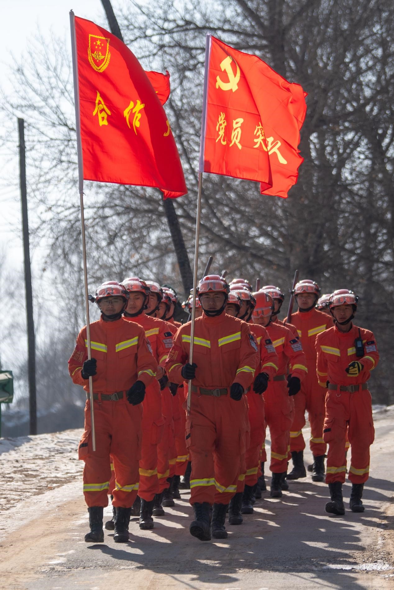 12月21日，在積石山縣石塬鎮(zhèn)石塬村，甘肅省森林消防總隊(duì)隴南支隊(duì)合作大隊(duì)整裝出發(fā)。人民網(wǎng)記者 翁奇羽攝