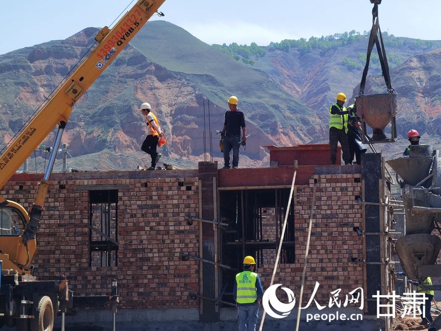 積石山縣大河家鎮(zhèn)陳家村災后恢復重建集中安置點項目建設(shè)現(xiàn)場。人民網(wǎng)記者 高翔攝