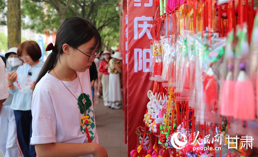 在慶陽(yáng)民俗文化普品展銷區(qū)，色彩艷麗、做工精湛的香包吸引了眾多市民游客駐足。人民網(wǎng)記者 邵蘭攝