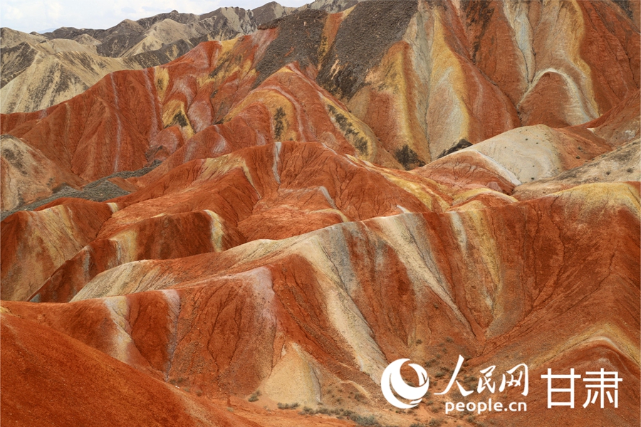 七彩丹霞美景。人民網(wǎng)記者 黃帆攝