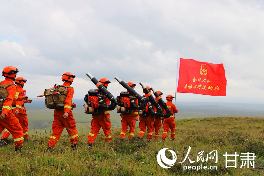 雪域高原上的“橙色護衛(wèi)隊”