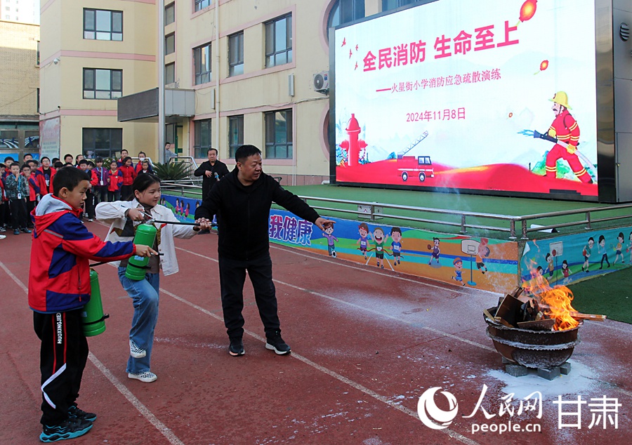 筑牢校園消防安全“防火墻” 蘭州市火星街小學(xué)開展消防應(yīng)急疏散演練活動【3】