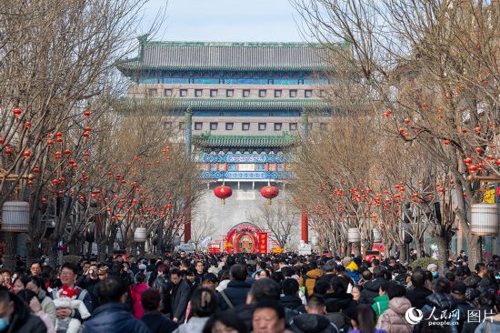 2月11日，北京前門大街張燈結(jié)彩，熱鬧非凡，各地游客在古韻今風(fēng)中感受濃濃的京城年味。人民網(wǎng)記者 翁奇羽攝