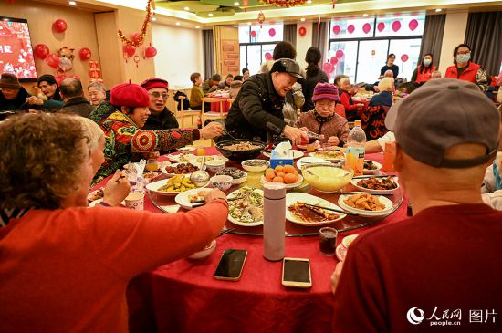 2月1日，老年人在杭州市拱墅區(qū)湖墅街道倉基新村陽光食堂共享公益年夜飯。人民網(wǎng)記者 葉賓得攝